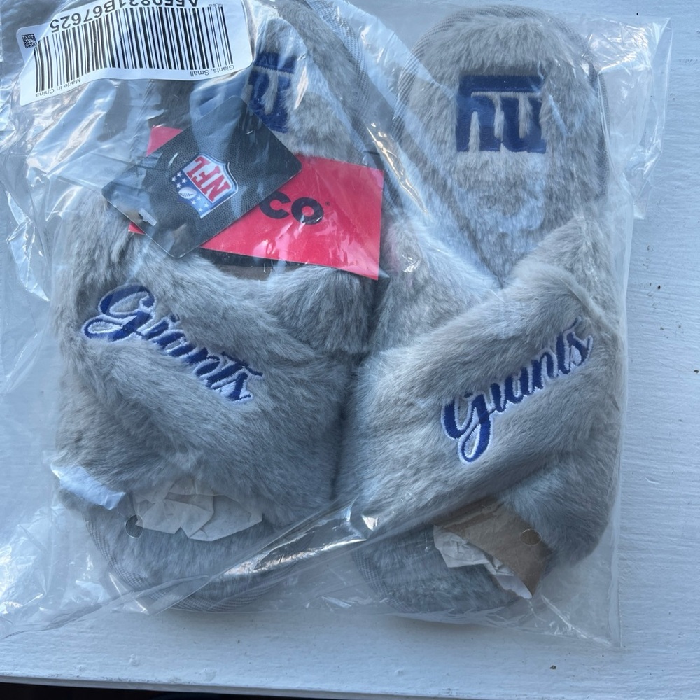 New York Giants woman's Gray Faux Fur Slippers with Embroidered Logo